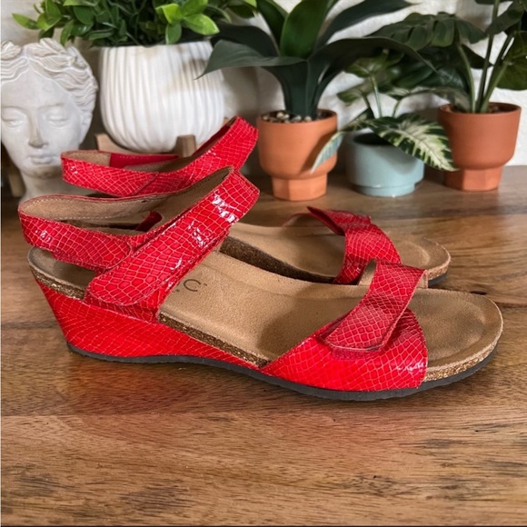 VIONIC Natasia red patent leather orthoheel wedge sz 9 - Picture 2 of 12